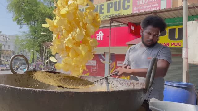 Ранджит Анна готовит картофельные чипсы в Kerala  стиле ｜ Индийская уличная еда