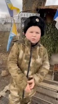 9-летний Серёжа из Курской области построил небольшой блокпост, чтобы приветствовать и провожать