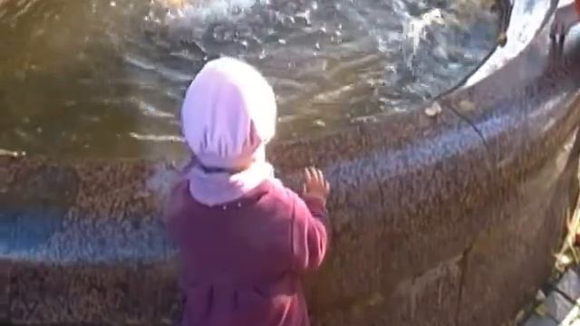 Маленькая Софи гуляет в парке и с братом собирает листья