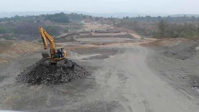 Progres tol japek2 selatan"ekskavator merapihkan material batu "