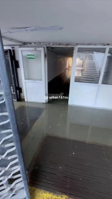 ПО ВОДЕ: на площади Карла Маркса затопило подземный переход.