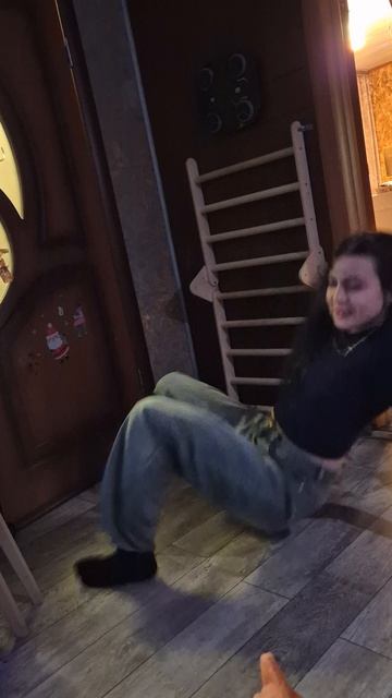 Мелкий ворвался в кадр)