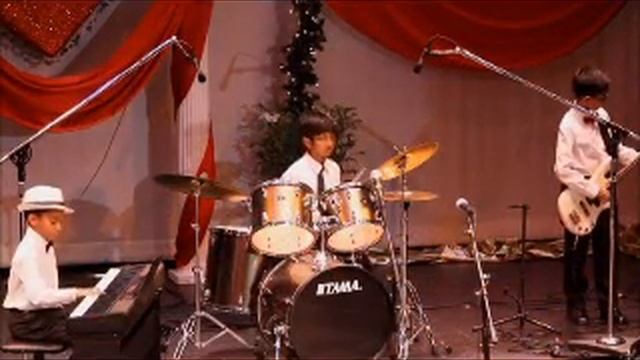 Kid's Band playing "Chrismas Medley" Cayman Music School