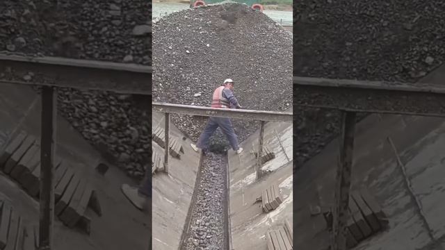 Small barge unloading 2000 tons of cobblestone !