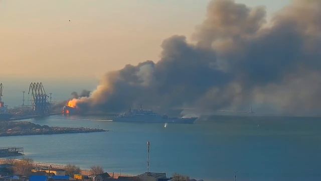ยูเครนจมเรือลำเลียง (landing ship) Saratov ชั้น Alligator ของรัสเซีย ที่ท่าเทียบเรือ Berdyansk