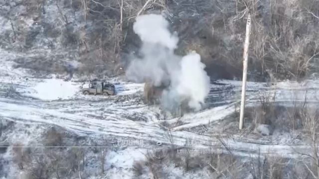 Ивановские десантники добили подорвавшийся на мине БТР FV 103 Spartan в районе Часов Яра