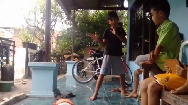 Sulap ikan boneka melayang di tangan