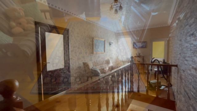 Дом 328кв.м. Состоит из 2х зеркальных половин. Участок 10 сот .