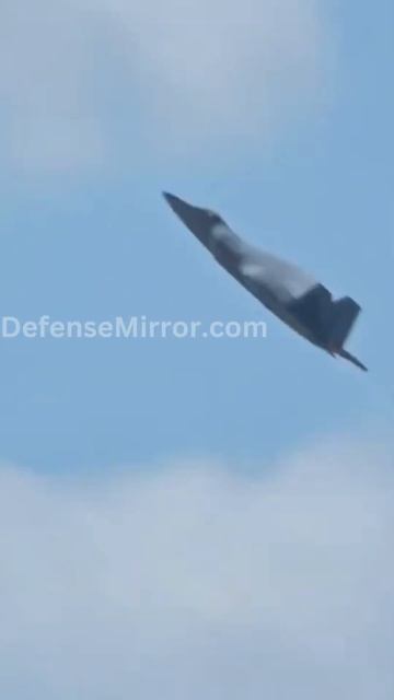 F-22 Raptor Showcasing Cobra Maneuver and J-Turn Reposition  #shortsvideo #shorts