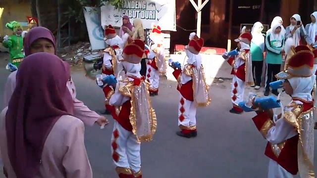 Drumband MI. Islamiyah Show di Desa Kauman Sidayu Gresik HUT RI Ke 68