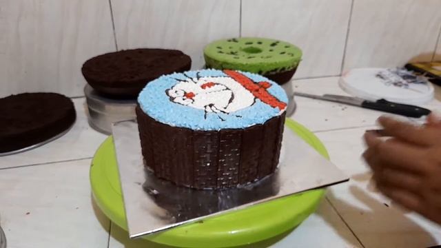 Merias Kue Doraemon, dengan coklat Pagar