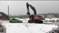 Разозлённый экскаваторщик превратил седан в лепёшку