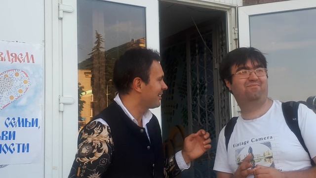 Володя со мной о чём то болтает