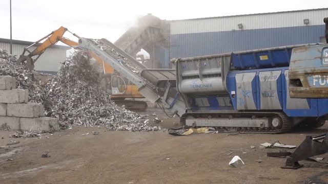 Lindner 95DK shredding Aluminum bales and loose profiles