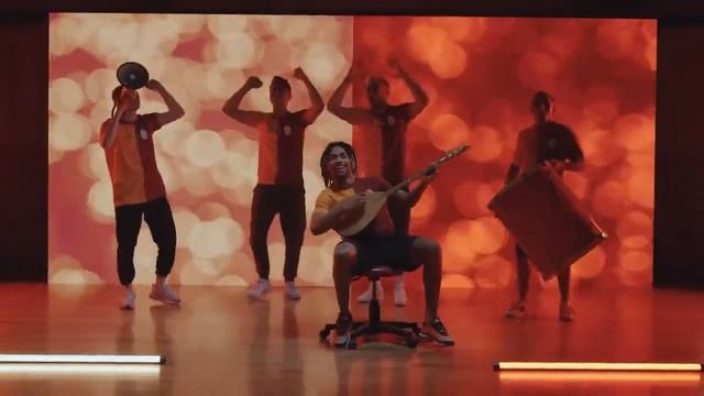 Sacha Boey, saz çalıyor. "Freed From Desire"