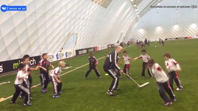 Упражнение на ловкость от академии Ajax / An exercise in dexterity from the Ajax Academy