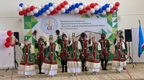Танцевальный коллектив "Модутчаана" (старшая группа). "Ыһыаҕы уруйдаан" (Танец приветствия).