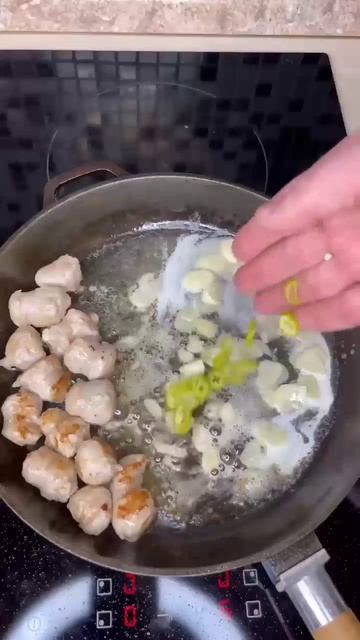 Шакшука со свежими помидорами и купатами 🍳
