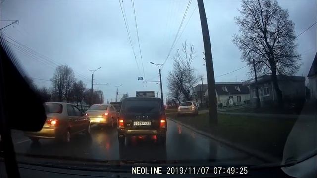 Автохам объезжает пробку на Орлова по тротуару