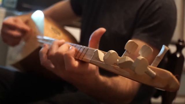 Playing the Saz