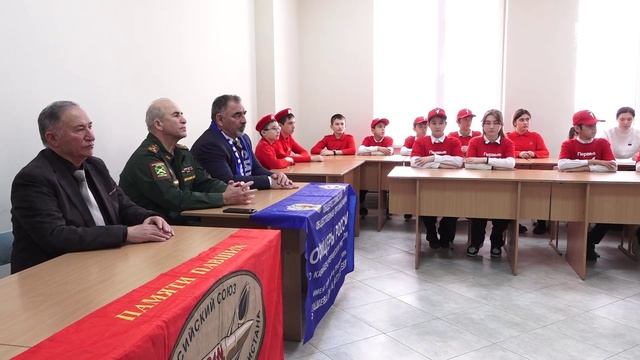 Парта Героя РФ Канамата Боташева появилась в школе с. Чапаевское