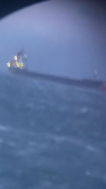 Танкер и сухогруз сцепились бортами в Черном море.
