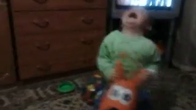 Малыш скачет)))