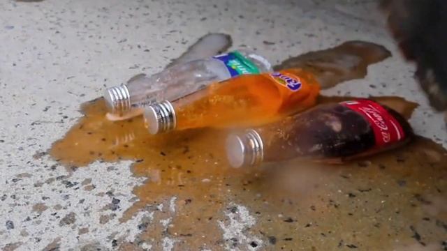 The Best Crushing things with Car Compilation! 자동차로 바삭 바삭하고 부드러운 것을 분쇄! 실험용 자동차 대 콜라, 환타 캔디 토이!
