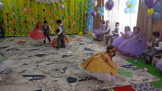 День защиты детей.Игра собери разноцветные цветы.Муз рук Табассум Атхамовна.Дет сад-300 .