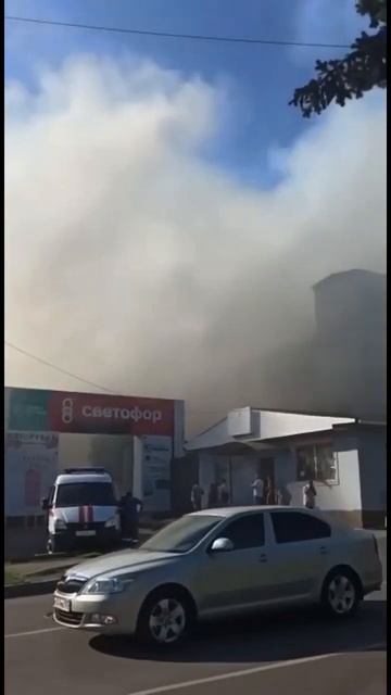 Ейск- пожар в районе светофора на Армавирской.