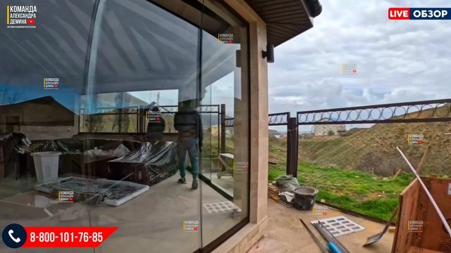 Безрамное раздвижное остекление беседки в травертин