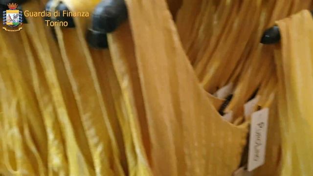 Torino, abiti in "falso lino": scatta il blitz della Finanza, sequestrati 20mila capi