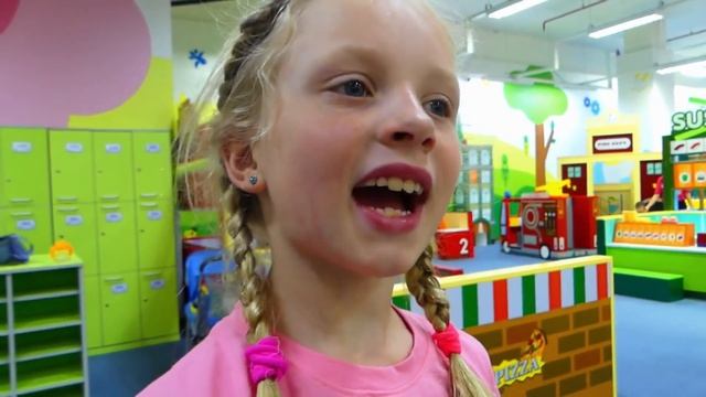 Alicia & Melissa   plays on the market - Video for kids