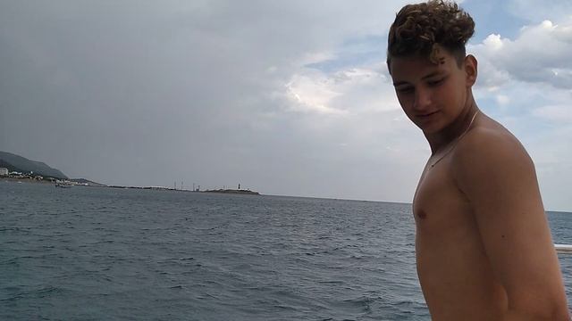 Идёт огромная грозавая туча на прогулке по Чёрному морю в Большом Утрише