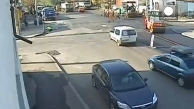 бык ударил полицейского, смотрите.