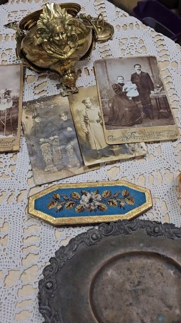 Смотрела в дырочку