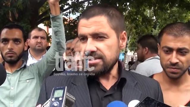 Протест на мюсюлманите пред Куршум джамия в Карлово
