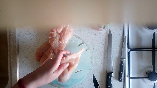 Первый раз филировала  куринную грудку для отбивных.