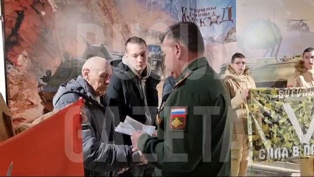 Сегодня утром в зале боевой славы «Память» собрались родные и близкие мужчин, чтобы поддержать их ре