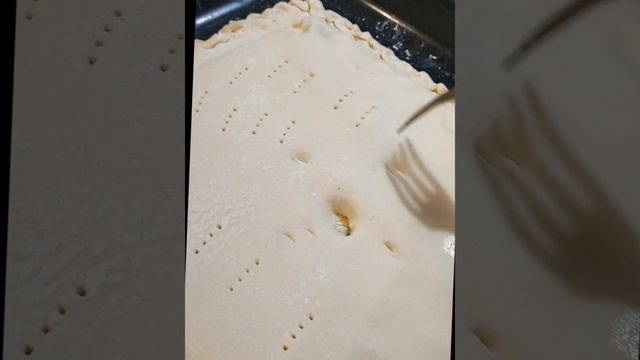 Творог и сыр  это всегда вкусно, слоёный пирог получился нежный.