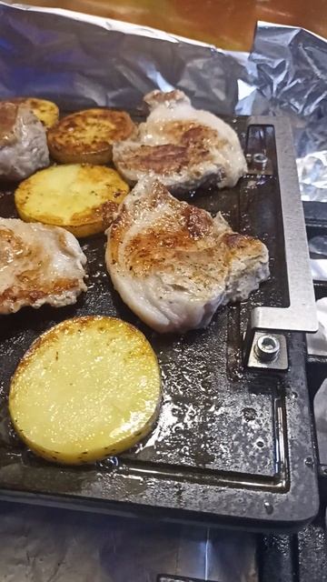 мясо на камне плюс картошка ❤️😋