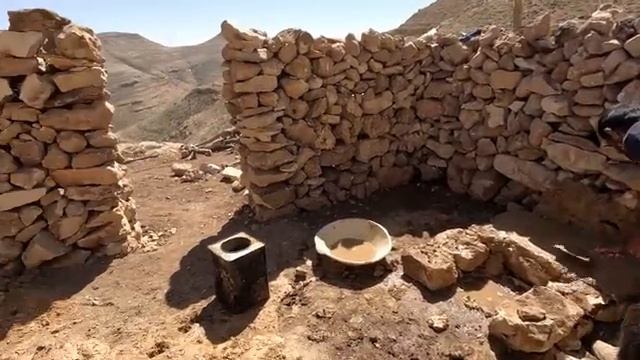 16.06.2023 Изготовление традиционной печи из камня и земли семьей кочевников