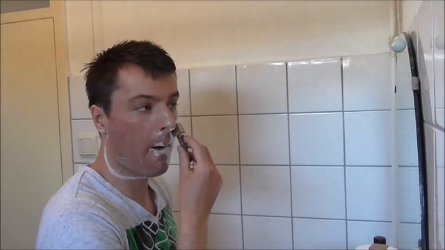 MY shave with the gillette fat tech(sorry for the background noise)