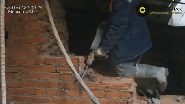 Демонтаж стены, расширение проёмов при помощи перфоратора.