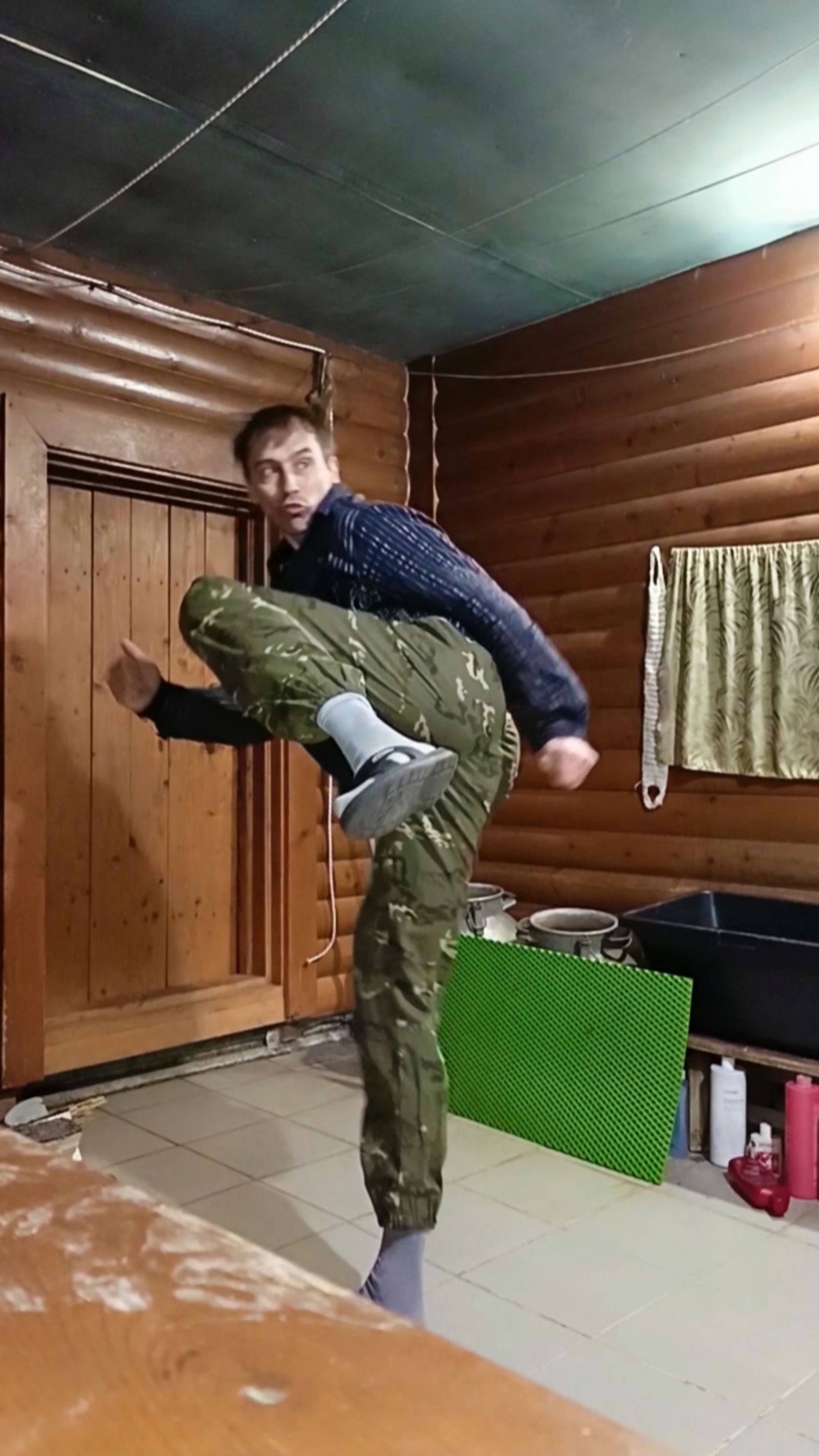 Удар ногой в бок по взрослому