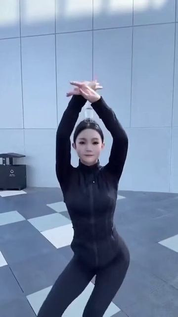 Гибкая девушка
