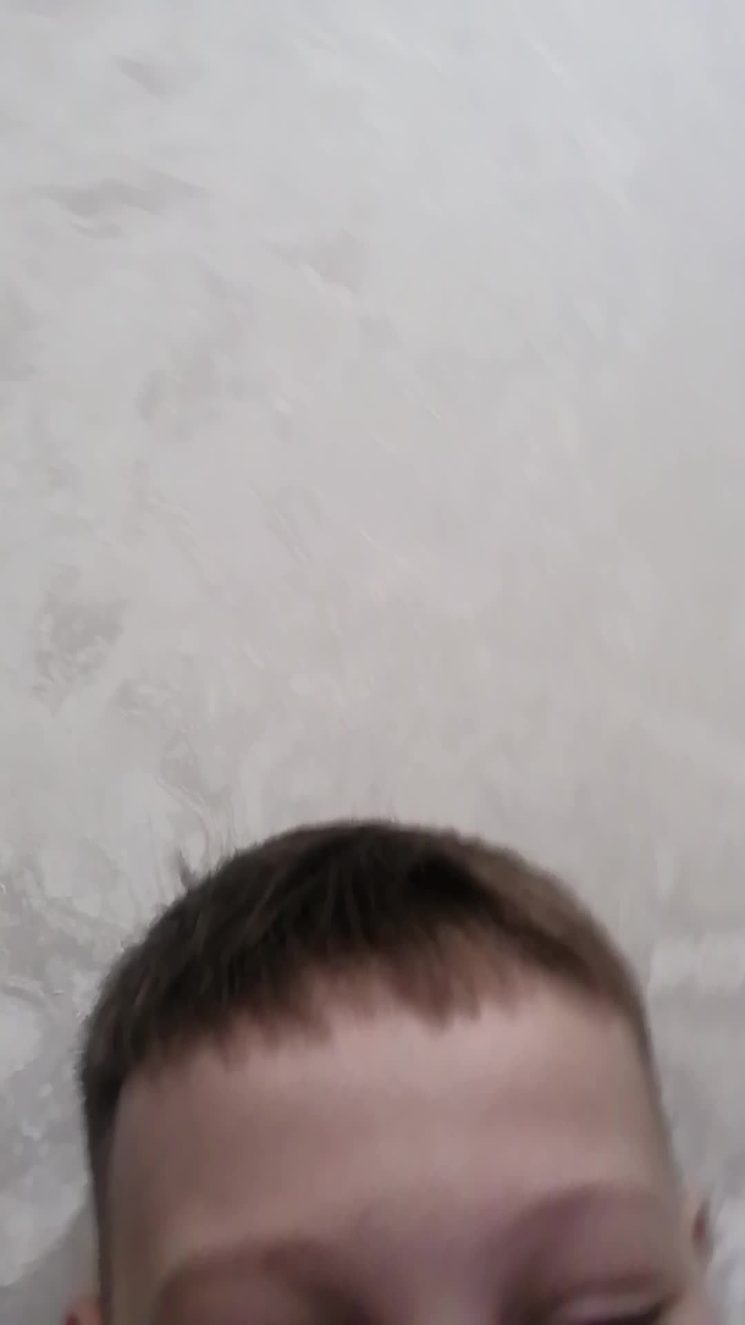 Максим играет