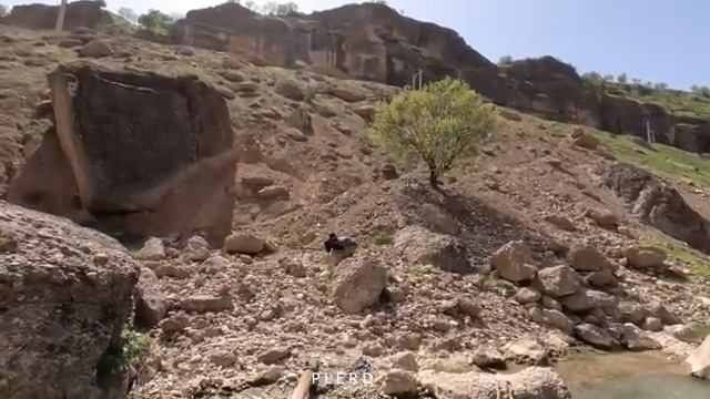 13.04.2023 Посмотрите, как семья кочевников строит потрясающий мост из камня и деревьев