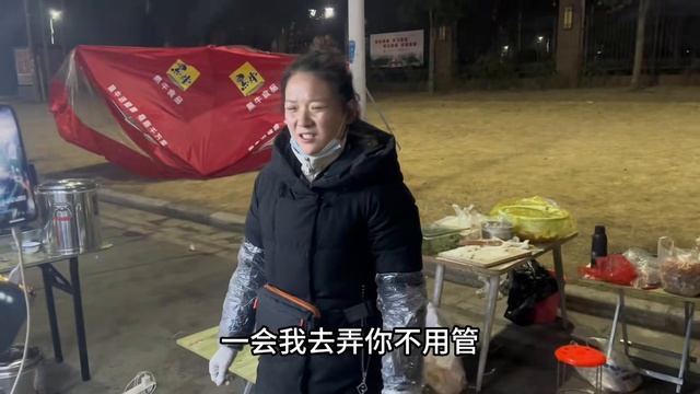 正出摊天气突然变，狂风把帐篷吹翻又下大雪，路上没人赶紧收摊儿