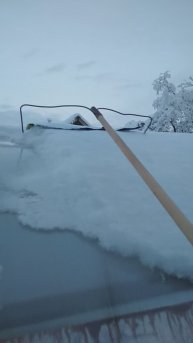 Чистка снега с крыши теплицы.